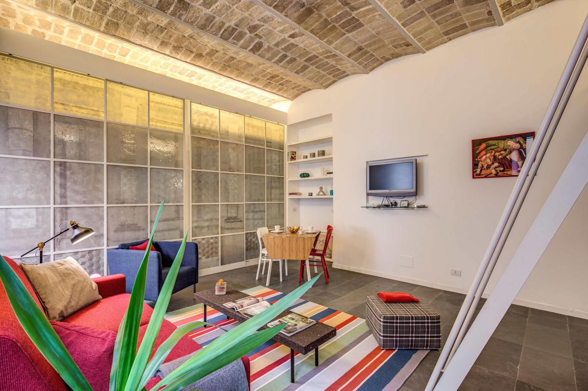 Aweshome - Colosseo Red Design *