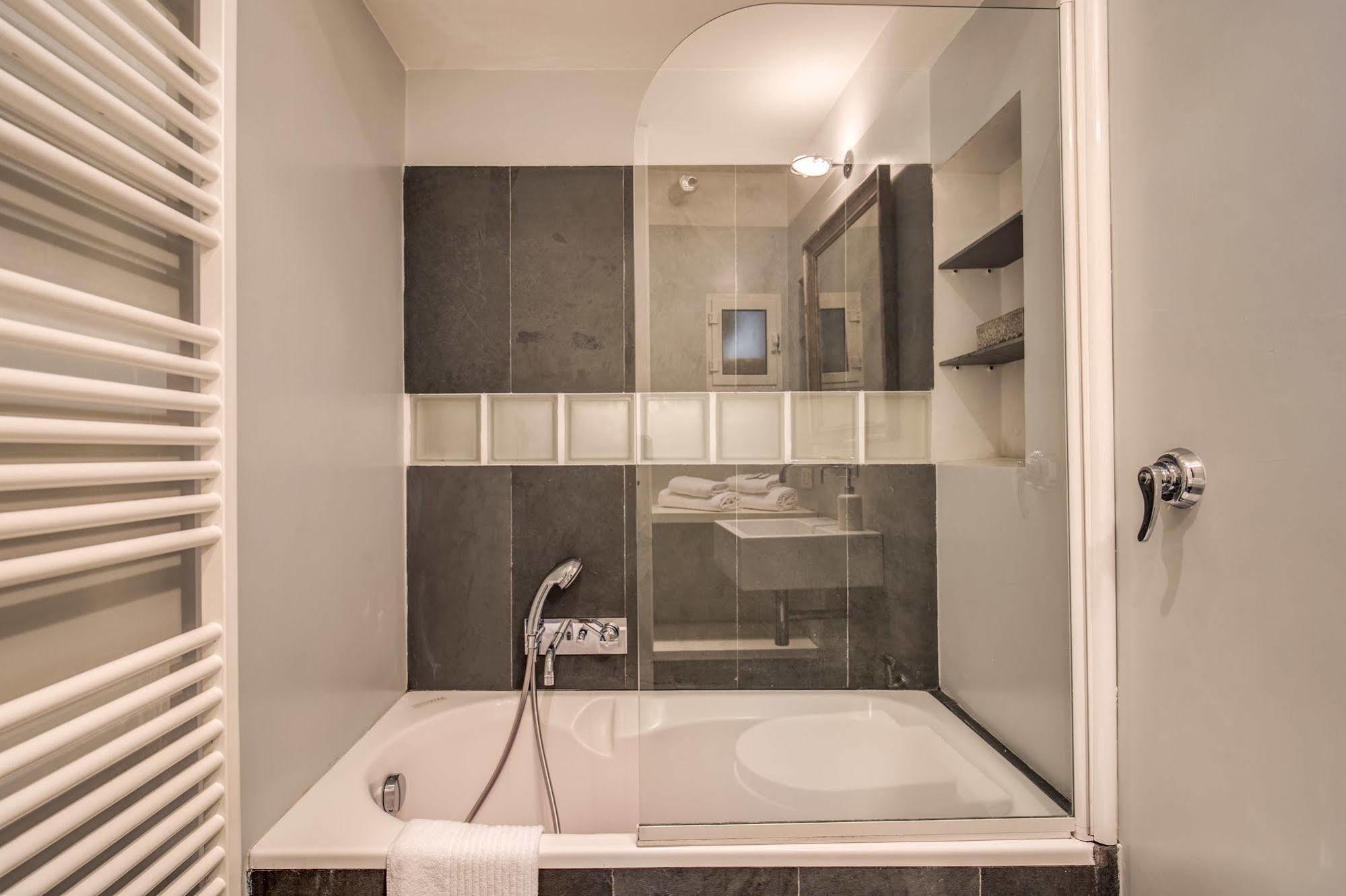 Aweshome - Colosseo Red Design Apartment
