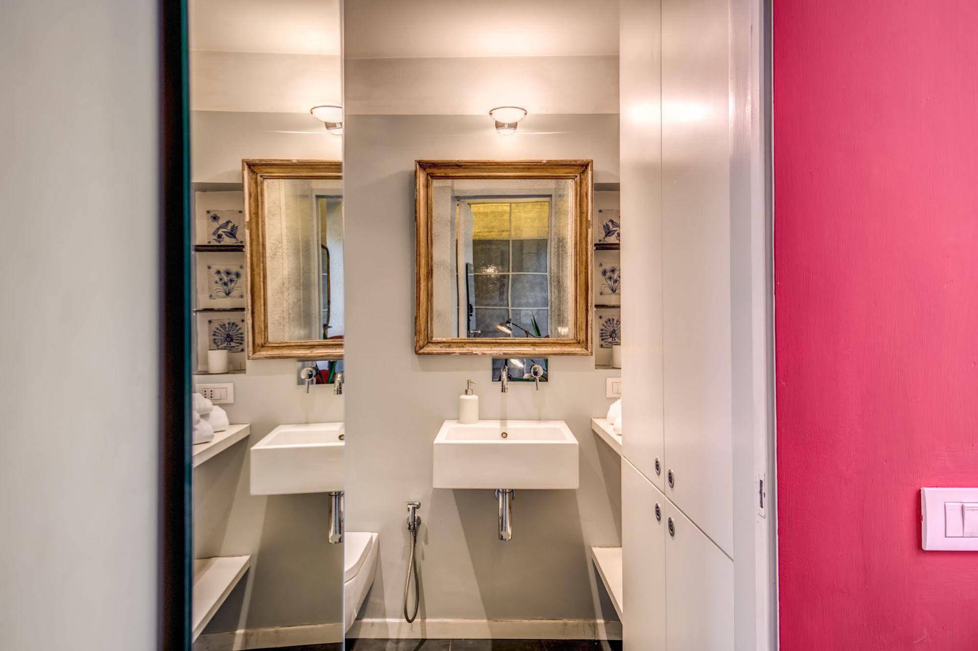 Apartment Aweshome - Colosseo Red Design