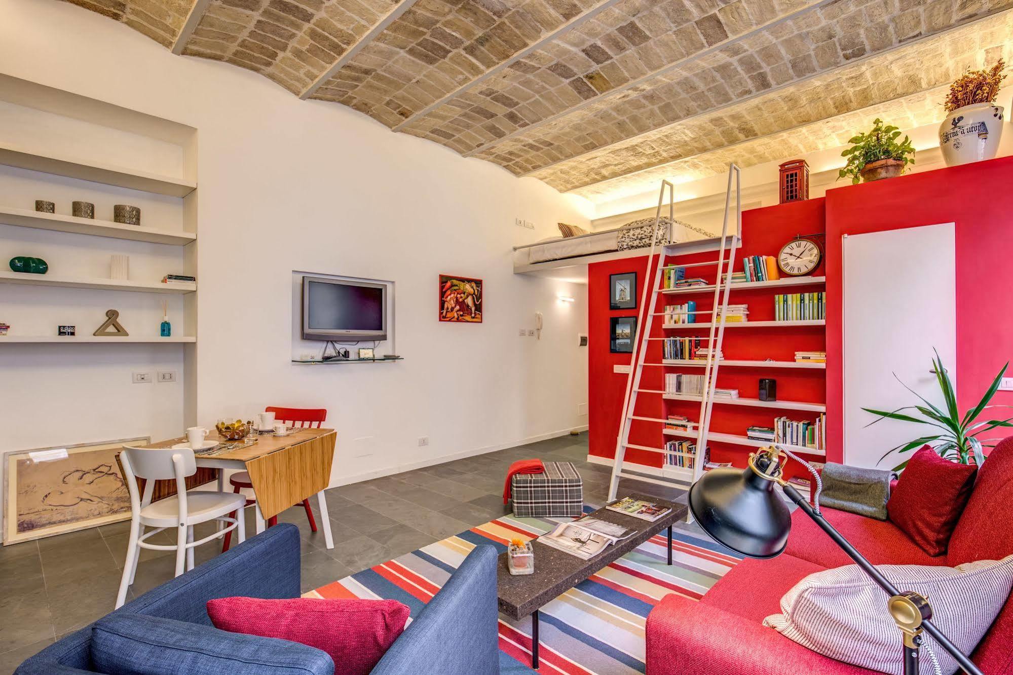 Aweshome - Colosseo Red Design Apartment