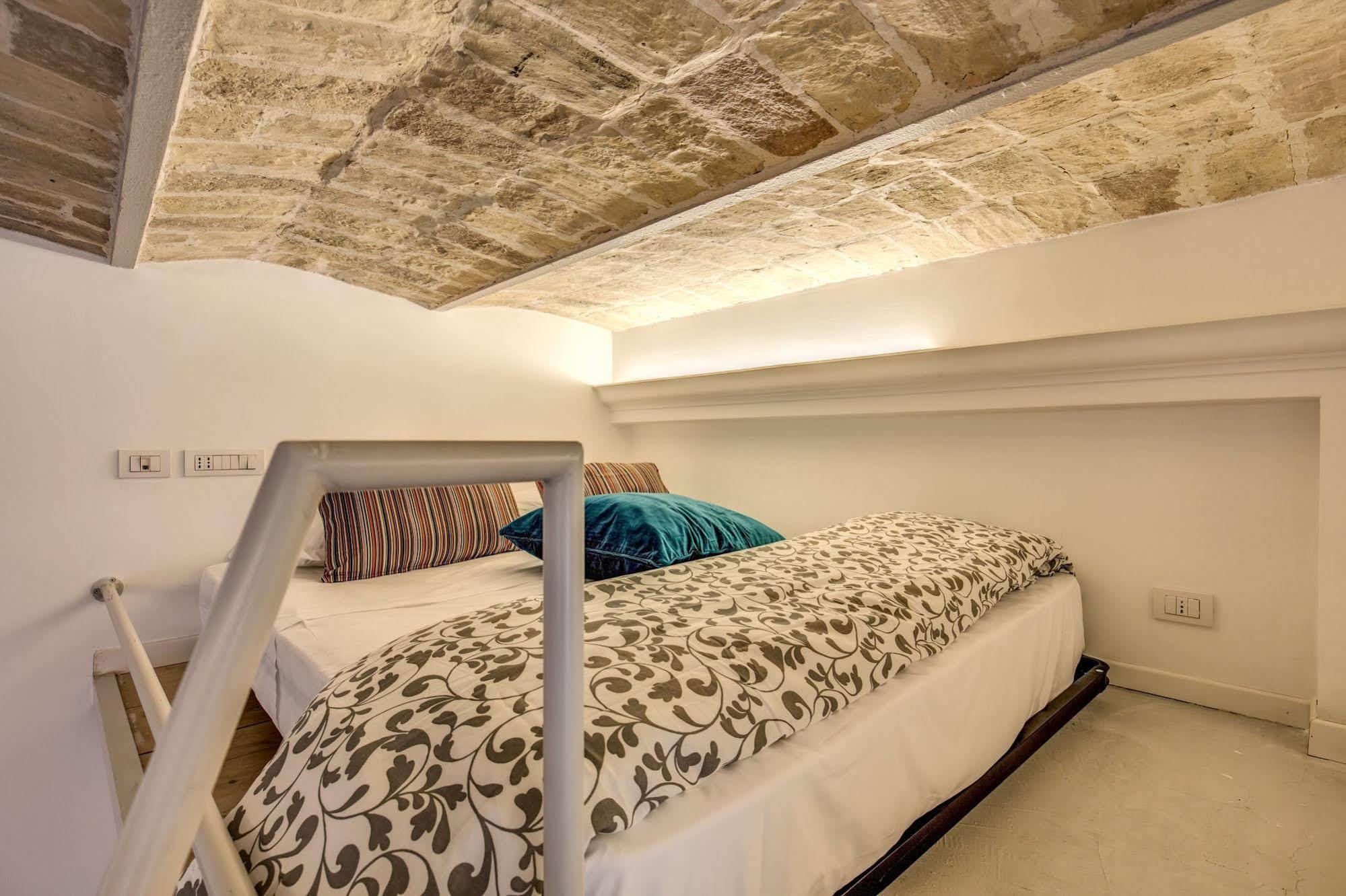 Aweshome - Colosseo Red Design Apartment *
