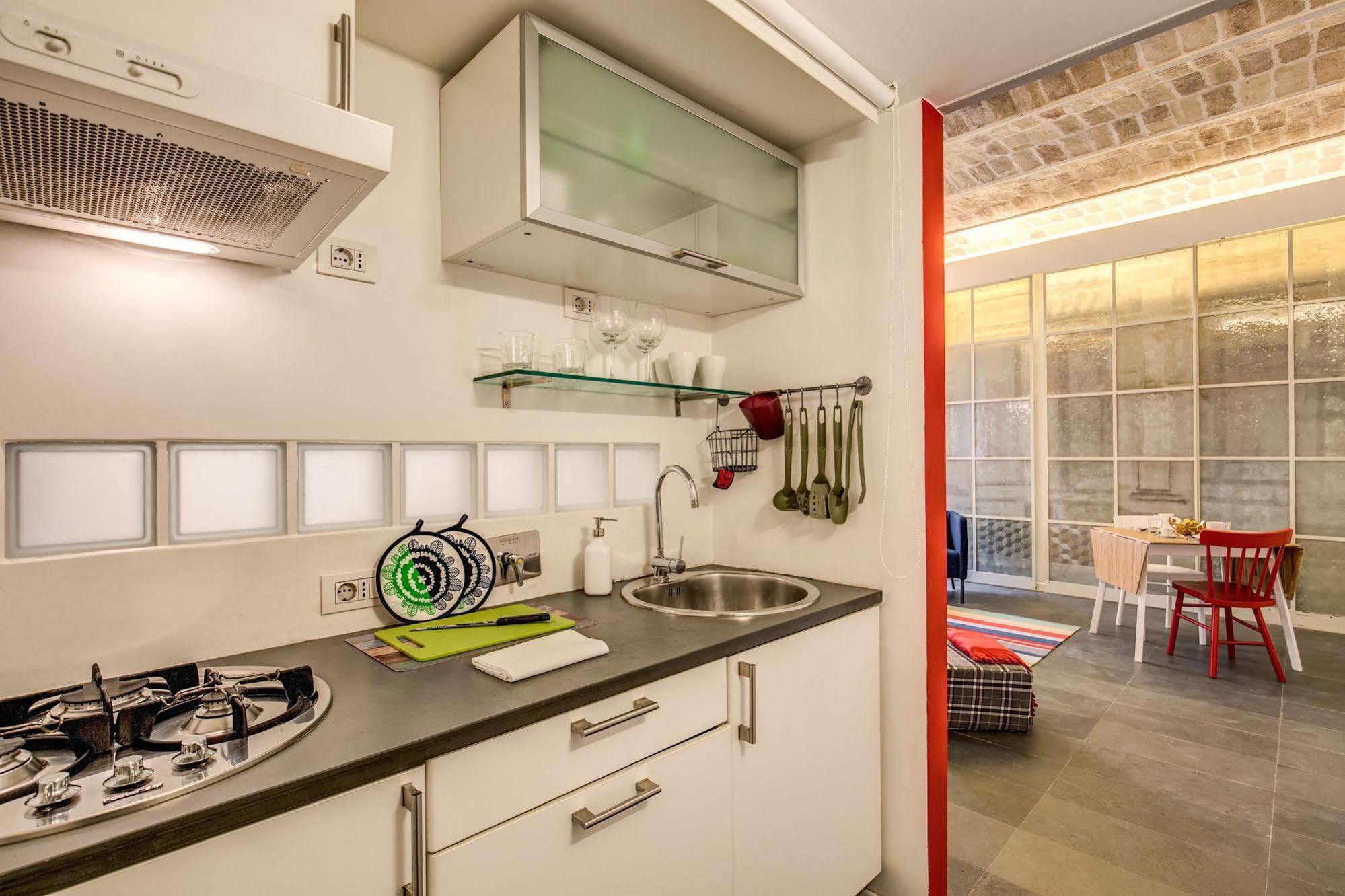 Aweshome - Colosseo Red Design Apartment